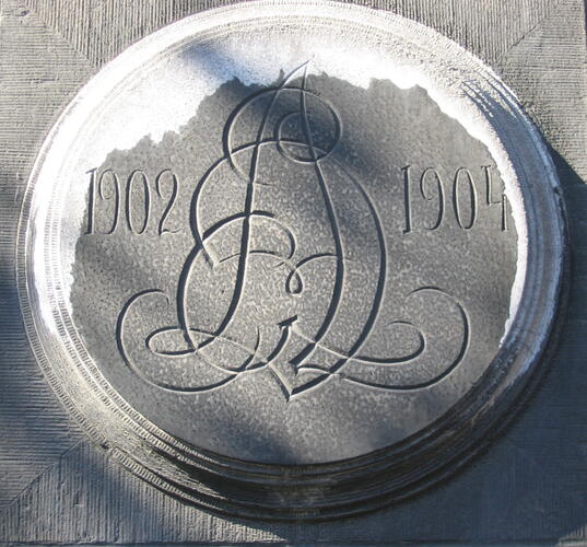 Fernand Neuraystraat 35-35a, monogram (foto 2005).
