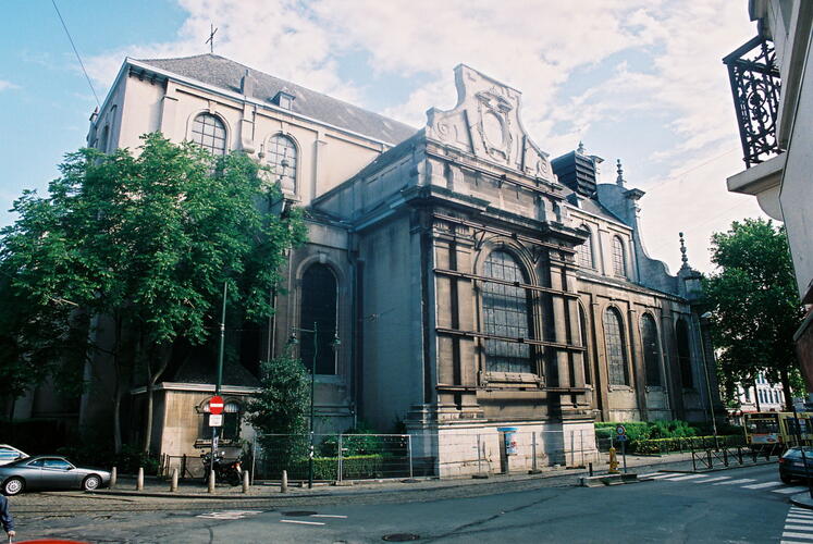 Église de la Sainte-Trinité, vue latérale côté sud (photo 2006).