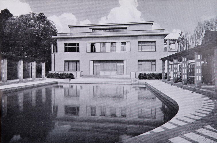 Avenue Franklin Roosevelt 67, vue ancienne de la façade arrière et de la piscine ([i]La Technique des Travaux[/i], 8, 1935, p. 395).