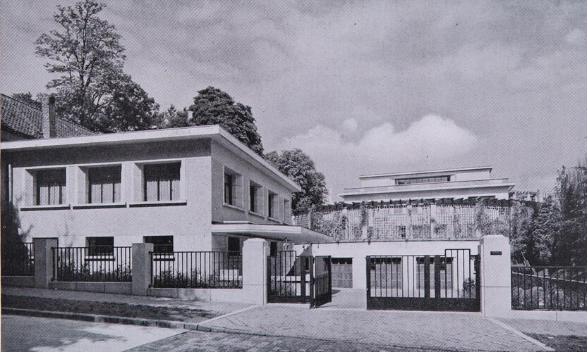 Avenue Victoria 32, vue ancienne de la dépendance et des garages dans le mur de soutènement de la piscine ([i]La Technique des Travaux[/i], 8, 1935,  p. 394).