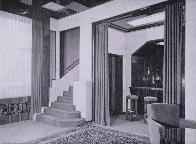 Avenue Franklin Roosevelt 67, vue ancienne du salon privé du r.d.ch. avec bar en alcôve et escalier montant au 1er étage ([i]La Technique des Travaux[/i], 8, 1935,  p. 400).