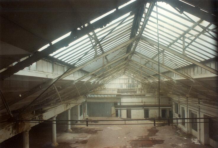 Amazonestraat 51, vml. paardenstallen en koetshuis van de Brusselse trammaatschappij, tentoonstellingsruimte, act. afgebroken (foto 1994).