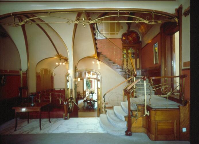 Hortamuseum, eetkamer en <a href='/nl/glossary/248' class='info'>trappenhuis<span>Gedeelte van een gebouw waarin de trappen zijn ondergebracht.</span></a> vanuit de grote hal dat salon vormt (Foto Bastin & Evrard © MBHG, s.d.).