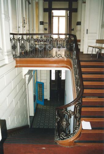 Vml. gemeentehuis van Sint-Gillis, lokalen van het Vredegerecht, <a href='/nl/glossary/248' class='info'>trappenhuis<span>Gedeelte van een gebouw waarin de trappen zijn ondergebracht.</span></a> (foto 2003).
