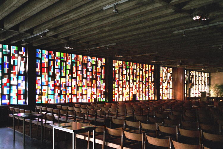 Onze-Lieve-Vrouwkerk, glas-in-loodraam van de weekkapel (foto 2005).