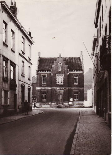 Het oude gemeentehuis (afgebroken in 1958), in de René Declercqstraat (GASPW/DE niet geklasseerd fonds).