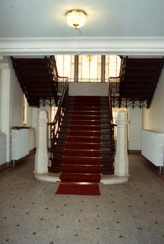 Astronomielaan 13, gemeentehuis, benedenverdieping, hall met centrale bordestrap (foto 1993-1995).