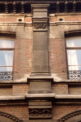 Rue de la Charité 37-37A, anc. établissements Mommen, <a href='/fr/glossary/190' class='info'>pilastre<span>Élément vertical plat en ressaut qui évoque un support (un pilier engagé). Il peut être muni d’une base et d’un chapiteau.</span></a> au dernier étage (photo 1993).