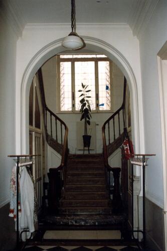 Rue de Liedekerke 112, hall avec escalier tournant à deux volées (photo 1993-1995).
