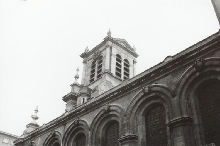 Église paroissiale Saint-Josse, détail de la façade, avec vue de la tour à l'arrière plan (photo 1993-1995).
