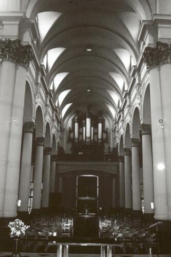 Église paroissiale Saint-Josse, vue de la nef centrale vers la tribune d'orgue (photo 1993-1995).