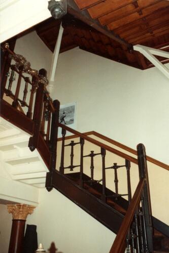 Warmoesstraat 150, houten <a href='/nl/glossary/230' class='info'>spiltrap<span>Wenteltrap waarvan de treden aan de binnenzijde vastzitten in een verticale as.</span></a> (foto 1993-1995).
