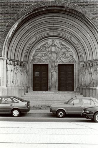 Gesùkerk, <a href='/nl/glossary/194' class='info'>portaal<span>1. In muur uitgespaarde ruimte voor een deur of toegang; - 2. Meer gesloten, voor of achter een gebouw geplaatste beschutting (voorbouw, vestibule).</span></a> met beeldhouwwerk van Alfred Courtens (foto 1993-1995).