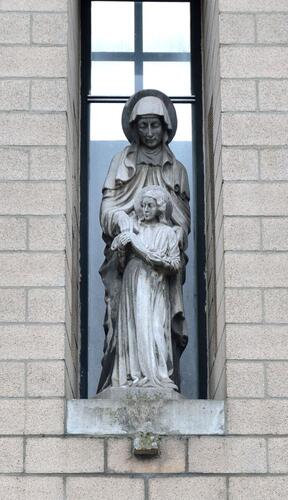 Rue de l’Église Sainte-Anne 66, église Sainte-Anne, statue de sainte Anne et la Vierge-Marie (photo 2023).