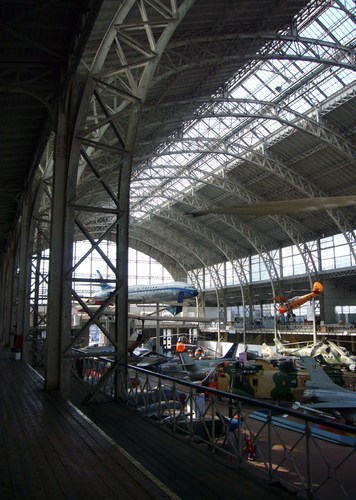 Intérieur de la grande halle nord du Cinquantenaire, abritant aujourd’hui la section Air et Espace du Musée royal de l’Armée et d’Histoire militaire (photo 2009).