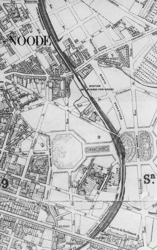 De spoorlijn in 1881, voor ze onder de Clovislaan werd gelegd, detail van het plan Bruxelles et ses environs, in 1881 opgesteld door het Institut cartographique militaire (© Koninklijke Bibliotheek van België, Brussel, Kaarten en Plannen).