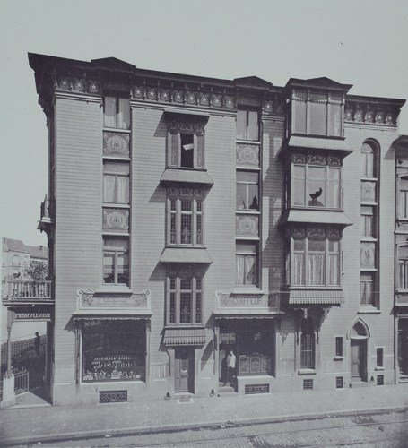 Ter hoogte van het huidige nr. 35 van de Margaretasquare, op de hoek met de Correggiostraat, drie huizen met art-nouveauelementen, in 1897 ontworpen door architect Léon Govaerts, gevels in de Correggiostraat ([i]L’Émulation[/i], 1901, pl. 34).