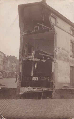Hoek van de Leuvensesteenweg en Keizer Karelstraat, verzakking veroorzaakt door de instorting in 1922 van een deel van de spoorwegtunnel (Verzameling C. Dekeyser).