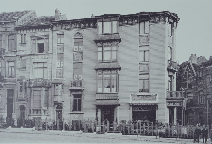 Ter hoogte van het huidige nr. 35 van de Margaretasquare, op de hoek met de Correggiostraat, drie huizen met art-nouveauelementen, in 1897 ontworpen door architect Léon Govaerts, gevels aan de kant van de square ([i]L’Émulation[/i], 1901, pl. 33).