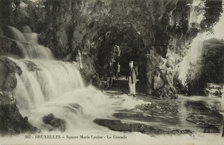 Maria-Louizasquare, waterval van de artificiële grot (Verzameling Dexia Bank, s.d.).