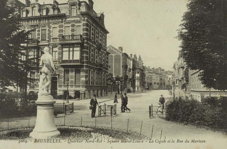 Zicht op de Marie Louisesquare in de richting van de Orteliusstraat, met op het voorplan het standbeeld De cicade van Émile Namur (Verzameling Dexia Bank, s.d.).
