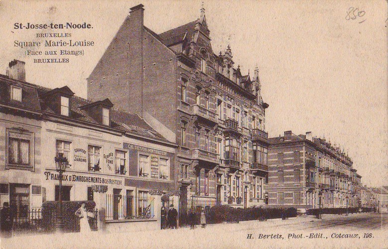 Vue de la partie ouest du square Marie-Louise avec, à l’avant-plan, les petites maisons qui constituaient, jusqu’à leur démolition en 1924, les derniers témoins du bâti longeant l’ancienne chaussée d’Etterbeek (Collection C. Dekeyser).