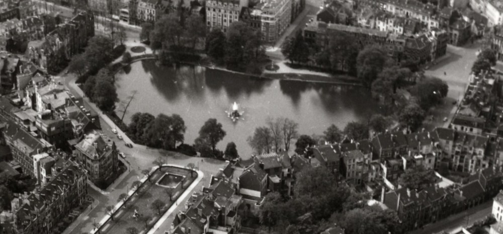 Maria-Louizasquare, luchtfoto van 1953, voor de bouwwoede van appartementsgebouwen, foto's Polyfoto (© Koninklijke Bibliotheek van België, Prentenkabinet).
