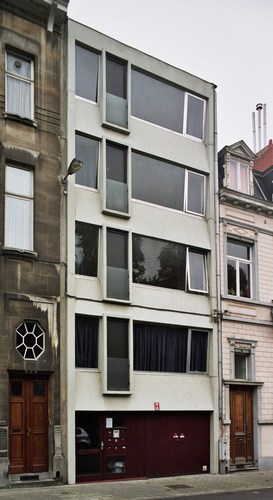 Rue Newton 11, architecte Pierre Legros, 1966 (photo 2008).