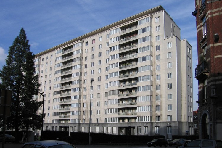 Op het laatste straatgedeelte van de Notelaarsstraat, groot woningencomplex in 1954 ontworpen door de architecten Alexis Dumont en Paul Goolaerts ter vervanging van de in onbruik geraakte loods voor lijkkoetsen (foto 2006).
