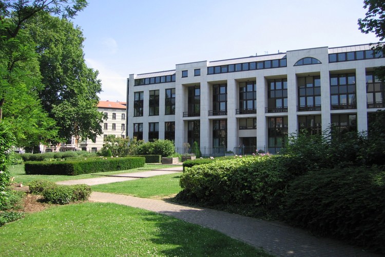 Notelaarsstraat 211, kantoorgebouw in 1985 ontworpen door de architecten De Smet en Whalley, op het terrein van het voormalige meisjesweeshuis, gezien vanaf het Juliette Hermanpark (foto 2006).