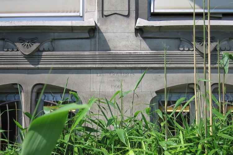 Avenue Palmerston 14, détail du soubassement avec signature de l’architecte (photo 2008).