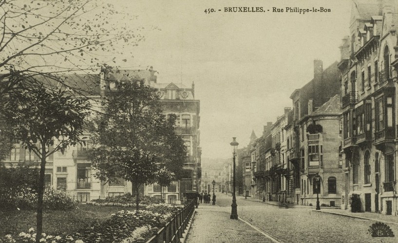 Vue de la rue Philippe le Bon depuis le square Gutenberg (Collection de Dexia Banque, s.d.).
