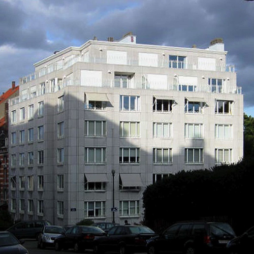 Braambosstraat 2, appartementsgebouw n.o.v. arch. Nele HUISMAN en Paul SZTERNFELD, 1990, ter vervanging van indrukwekkende villa in neo-Vlaamse renaissance van 1898 (foto 2005).