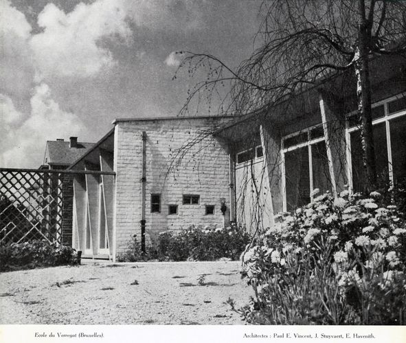 Verregatstraat, zicht op de paviljoenklassen van de Verregatschool, [i]La Maison[/i], 12, 1957.