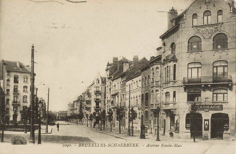 Vue de l’avenue Émile Max depuis le carrefour formé avec la rue Victor Hugo et l’avenue Milcamps, vers la place des Chasseurs Ardennais (Collection Dexia Banque-ARB-RBC).