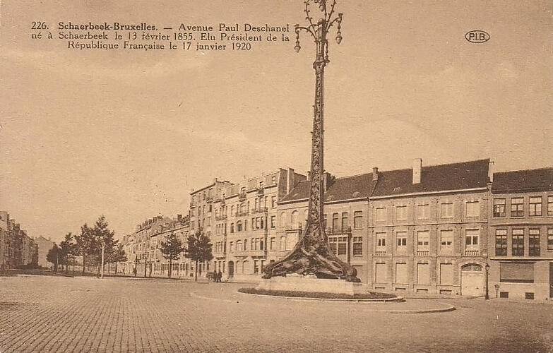 Paul Deschanellaan, aanvang van de laan met de onpare zijde op de achtergrond. Op de voorgrond de elektrische mast door beeldhouwer Jacques De Lalaing (Huis der Kunsten van Schaarbeek/lokaal fonds).