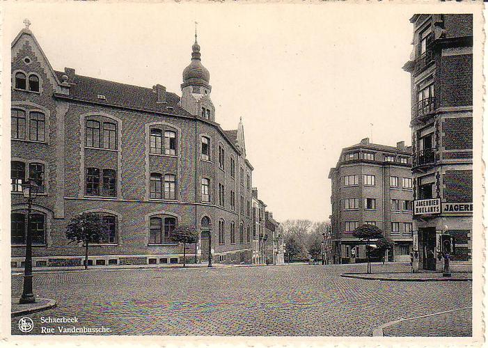 Vue de la rue Vandenbussche avec, à gauche, l’Institut de l’Annonciation (Maison des Arts de Schaerbeek/fonds local).
