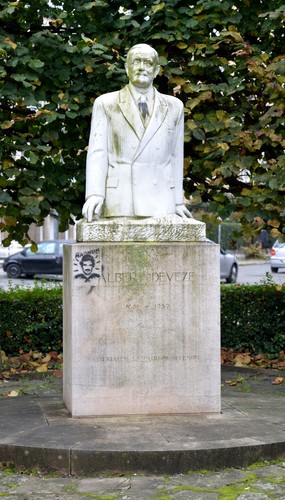 Albert Devèzesquare, marmeren buste van A. Devèze door beeldhouwer Marcel Rau (foto 2014).