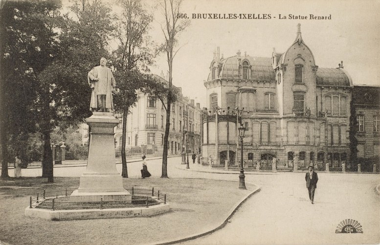 Avenue du Général de Gaulle, statue de Alphonse Renard avec, à l’arrière-plan, la maison personnelle de l’architecte Ernest Blérot (démolie), s.d (Collection de cartes postales Dexia Banque).