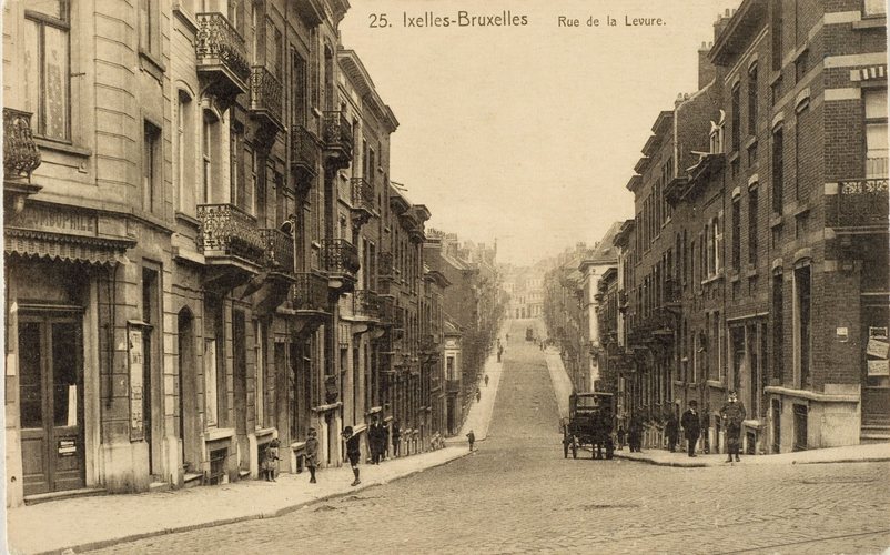 Rue de la Levure et, dans son prolongement, la rue Wéry vues à partir de la rue de la Brasserie vers l’avenue de la Couronne (Collection Dexia Banque).