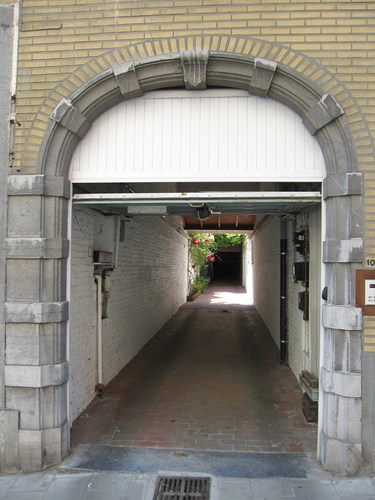 Sans Soucistraat 109, hardstenen poortomlijsting uit 18e eeuw (foto 2011).