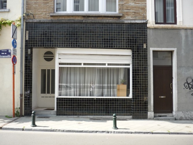 Van Aastraat 27, modernistische winkelpui uit 1940 (foto 2011).