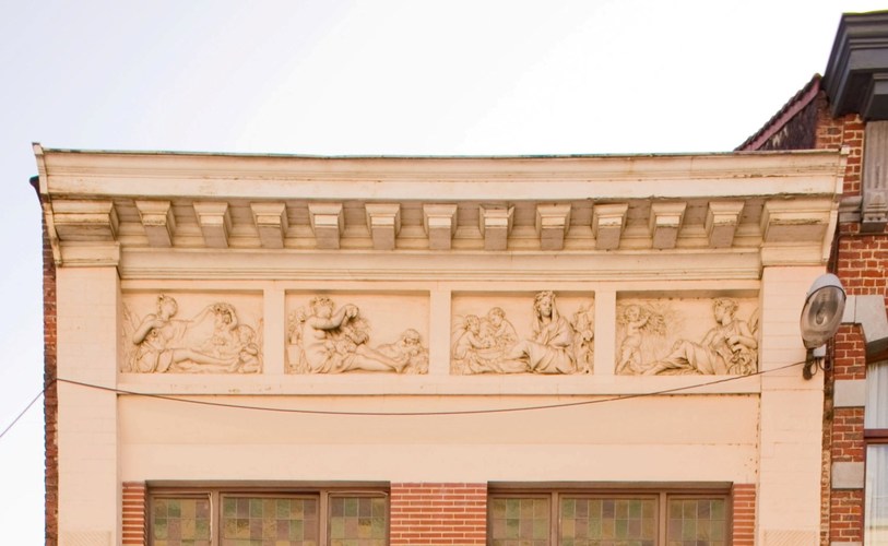Wiertzstraat 21, detail van de reliefs van het hoofdgestel (foto 2012).