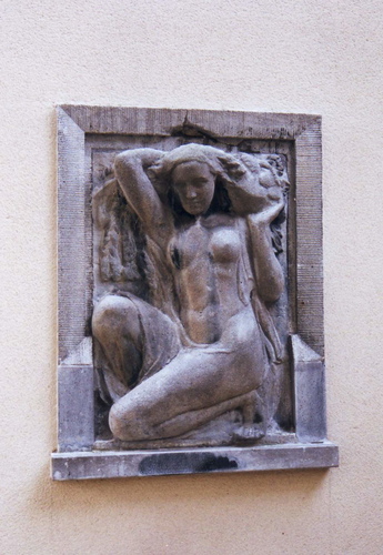 Nestor Plissartlaan 94, hardstenen bas-reliëf n.o.v. beeldhouwer Franz Courtens (foto 2002).