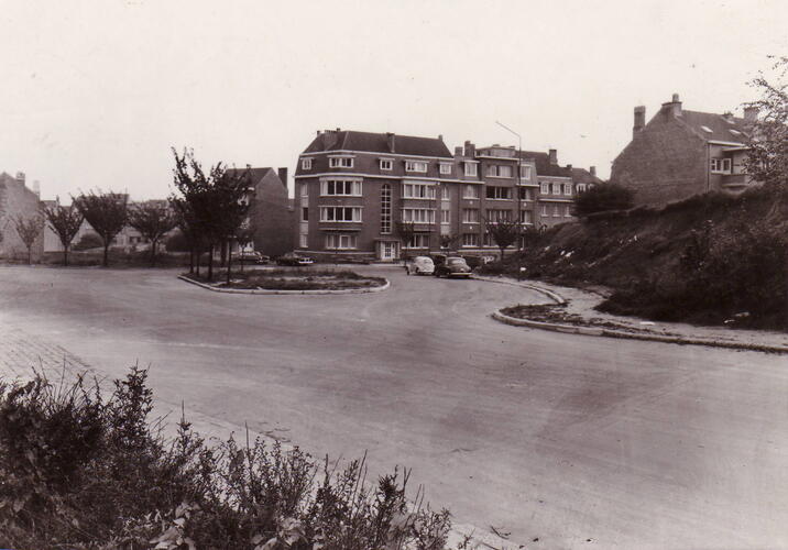 Avenue Charles Thielemans, la place semi-circulaire face à l’hôtel communal en 1957 (ACWSP/SP fonds non classés).