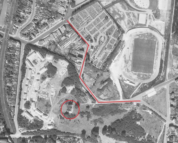 Luchtfoto uit 1952-1953: aanvang van de bouw van de Messidorwijk, toen het kasteel er nog stond. Fontaine Vanderstraetenlaan: de oude begraafplaats is er nog altijd, evenals haar ingang, ter hoogte van de laatste bocht van de laan, Brugis, 2019.
