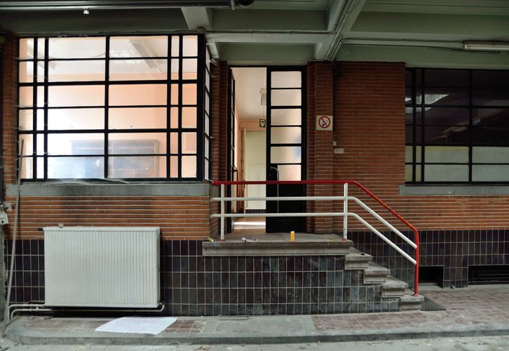 Voormalige garage voor lijkwagens, Kerkhof van Brussellaan 114-116-124, trap met buisreling naar de kantoren. Stalen ramen van de binnenmuuropeningen verwant aan die van de buitenvensters.